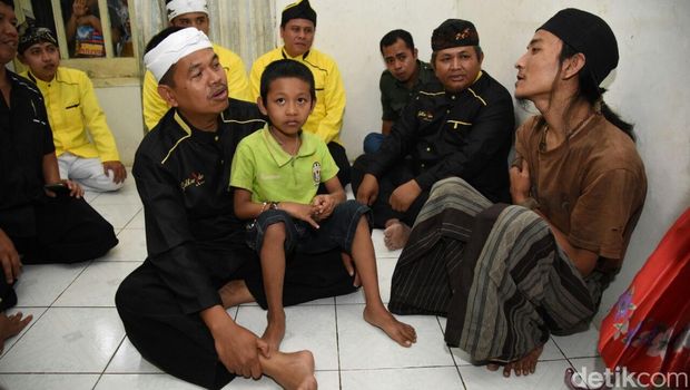 Bupati Dedi Mulyadi bujuk orang tua yang larang anaknya sekolah.