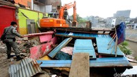 Ratusan rumah yang berada disisi Sungai Ciliwung akhirnya dibongkar. Pihak Pemkot Jaksel sebelumnya menyebut tersisa 44 kepala keluarga di RW 09,10,11 dan 12 yang masih bertahan di wilayah tersebut.
