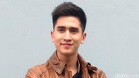 Meski usia mereka berbeda jauh, nampaknya kedua pria ini memiliki selera yang sama. Desi Puspasari/detikHOT.