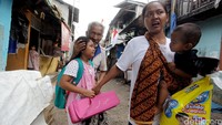 Seorang anak menangis melihat rumahnya diratakan dengan tanah.