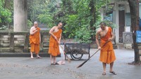 Para bhiksu sedang bekerja bakti. Suasana misterius berubah menjadi suasana penuh kedamaian (Fitraya/detikTravel)
