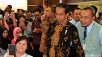 Bahkan, beberapa karyawan terlihat asyik selfie bersama Presiden Jokowi.