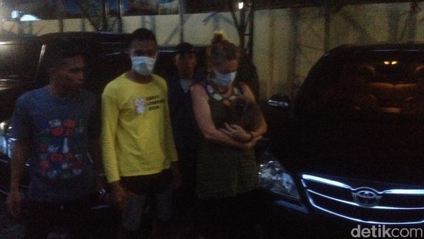 Seorang bule asal Swiss menggendong owa setelah diperiksa di BBTNGL, Medan, Sumut. 