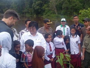 Menteri Siti Bagikan Bibit Tanaman, Buku Tulis dan Minyak Goreng ke Warga Jambi