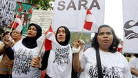 Warga melakukan orasi kebudayaan di Jalan Bukit Duri Pangkalan.