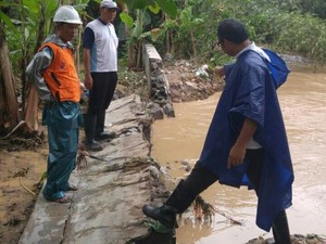 Hujan Deras, Tanggul Kali Bringin Semarang Jebol Rendam 7 RW