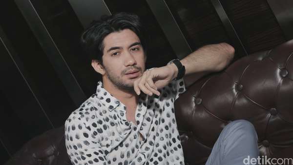 Gaya Reza Rahadian saat Pemotretan Celeb of The Month Gaya Reza Rahadian saat Pemotretan Celeb of The Month