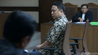 Jaksa penuntut umum Komisi Pemberantasan Korupsi (KPK) menuntut terdakwa kasus simulator surat izin mengemudi, Sukotjo Sastronegoro Bambang, hukuman 4 tahun 6 bulan penjara dengan denda Rp 200 juta subsider 6 bulan kurungan.