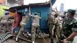 Satpol PP Bantu Warga Bukit Duri Evakuasi Barang