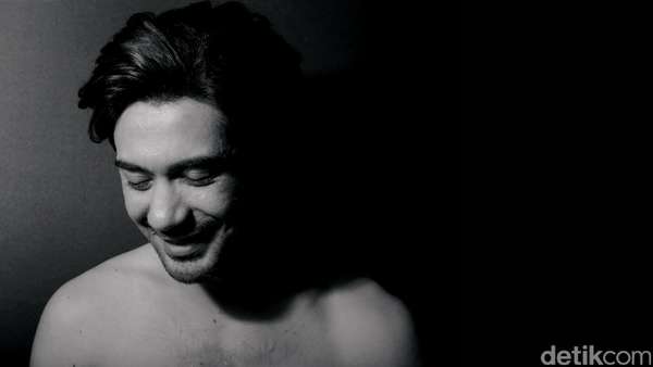 Gaya Reza Rahadian saat Pemotretan Celeb of The Month Gaya Reza Rahadian saat Pemotretan Celeb of The Month