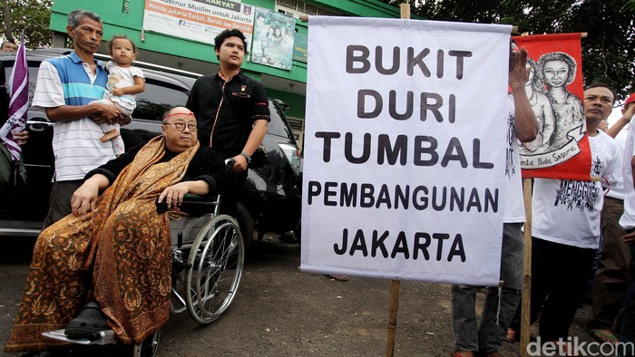 Ketua Museum Rekor Indonesia (MURI), Jaya Suprana mendatangi lokasi penggusuran di Bukit Duri, Jakarta, Rabu (28/9). Dia datang menggunakan kursi roda.