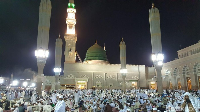 Jemaah Indonesia Khusyuk Memanjatkan Doa di Raudhah