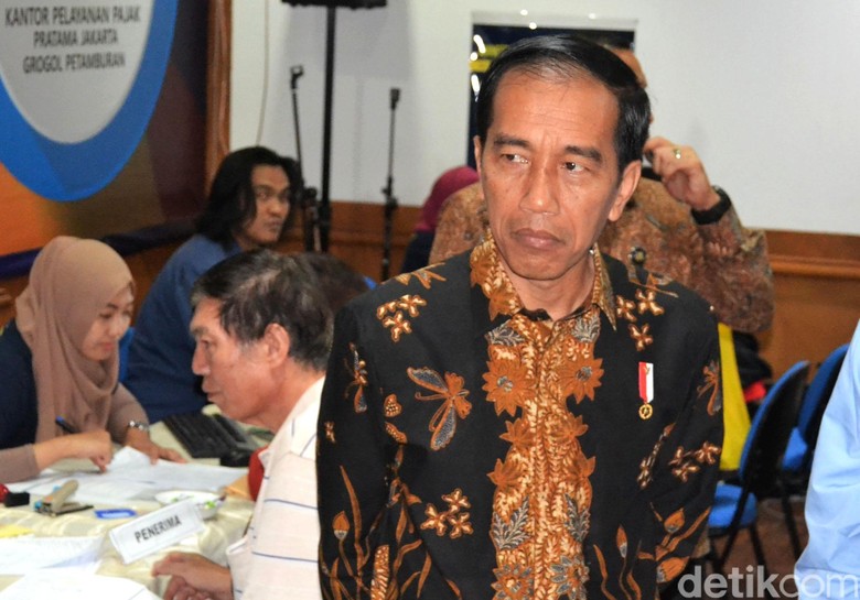 Jokowi Pastikan Menteri ESDM dari Kalangan Profesional Jokowi Pastikan Menteri ESDM dari Kalangan Profesional