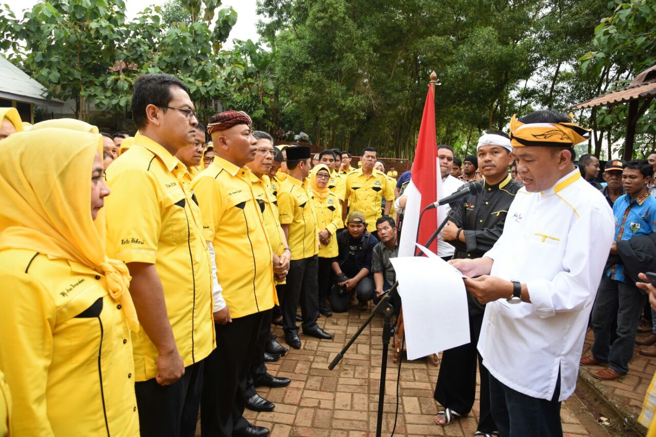Foto: Dedi Mulyadi melantik ketua dan pengurus DPD II Golkar Kota Bekasi (Tri Ispranoto/detikcom)