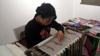 Ada pula seniman yang sedang mendemonstrasikan cara membuat karya seni sulaman khas Tiongkok. Traveler bisa memperhatikan dengan seksama dan belajar kepadanya, siapa tahu bisa mempraktekkannya sendiri di rumah (Wahyu/detikTravel)