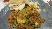 Menu oriental seperti Kway Teow Goreng Vongole dan Shrimp juga ada di sini. Kwetiau yang lembut mulur berisi udang dan kerang remis. Lengkap dengan potongan wortel, buncis, dan daun bawang.