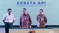Sebelumnya Bank Mandiri juga terlibat perseroan dalam sindikasi perbankan pada 2015 untuk pembiayaan proyek pengembangan kereta commuter Jabodetabek dan kereta Bandara Soekarno Hatta senilai Rp 1,276 triliun.