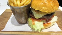 Kalau suka burger, Black Angus Beef Cheeseburger bisa dicicip. Burger dengan isian lengkap ini disajikan bersama kentang goreng beroles minyak truffle. Nyam!