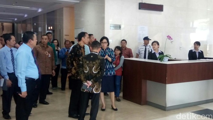 Ketika Jokowi dan Sri Mulyani Beri Semangat ke Petugas Pajak