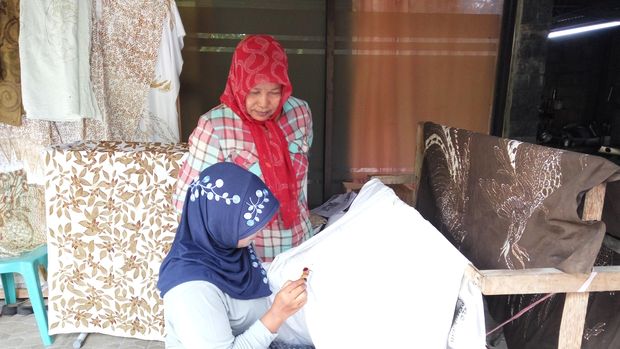 Ninik Mengawasi Pross Produksi Batik