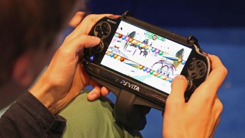 Bagi kalian gemar bepergian tapi ingin tetap main game, maka PS Vita adalah solusinya. Foto: istimewa