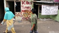 Coretan dan spanduk menolak penggusuran menghiasi kawasan Bukit Duri.