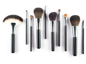 Lagi Viral, Cuci Kuas Makeup Pakai Saringan