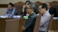 Jaksa kemudian kembali bertanya kepada Rudi yang duduk di sebelah Heri, apakah uang Rp 100 juta itu telah dikeluarkan perusahaannya. Rudi mengatakan uang itu belum dikeluarkan.