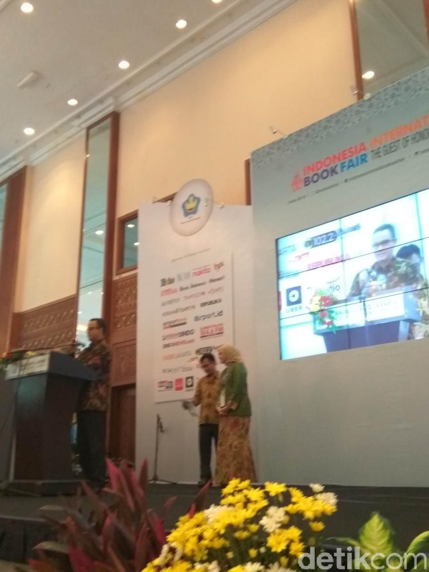 Anies Baswedan, Dee Lestari dan Tere Liye dapat IKAPI Award 2016 (Foto: Andhika Prasetia/detikcom)