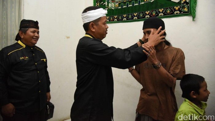 Saat Bupati Dedi Bujuk Orang Tua Stres yang Larang Anak Sekolah