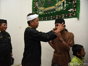 Saat Bupati Dedi Bujuk Orang Tua Stres yang Larang Anak Sekolah