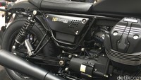 Berbeda dengan V9 Roamer dengan posisi berkendara sporty yang lebih membungkuk, Bobber menawarkan body berwarna hitam dan jok lebih rendah. Dengan menggunakan pelek hitam matt serta roda lebih besar 130/90 untuk roda depan dan 150/80 untuk roda belakang dengan pelek 16 inci untuk roda depan dan belakang.