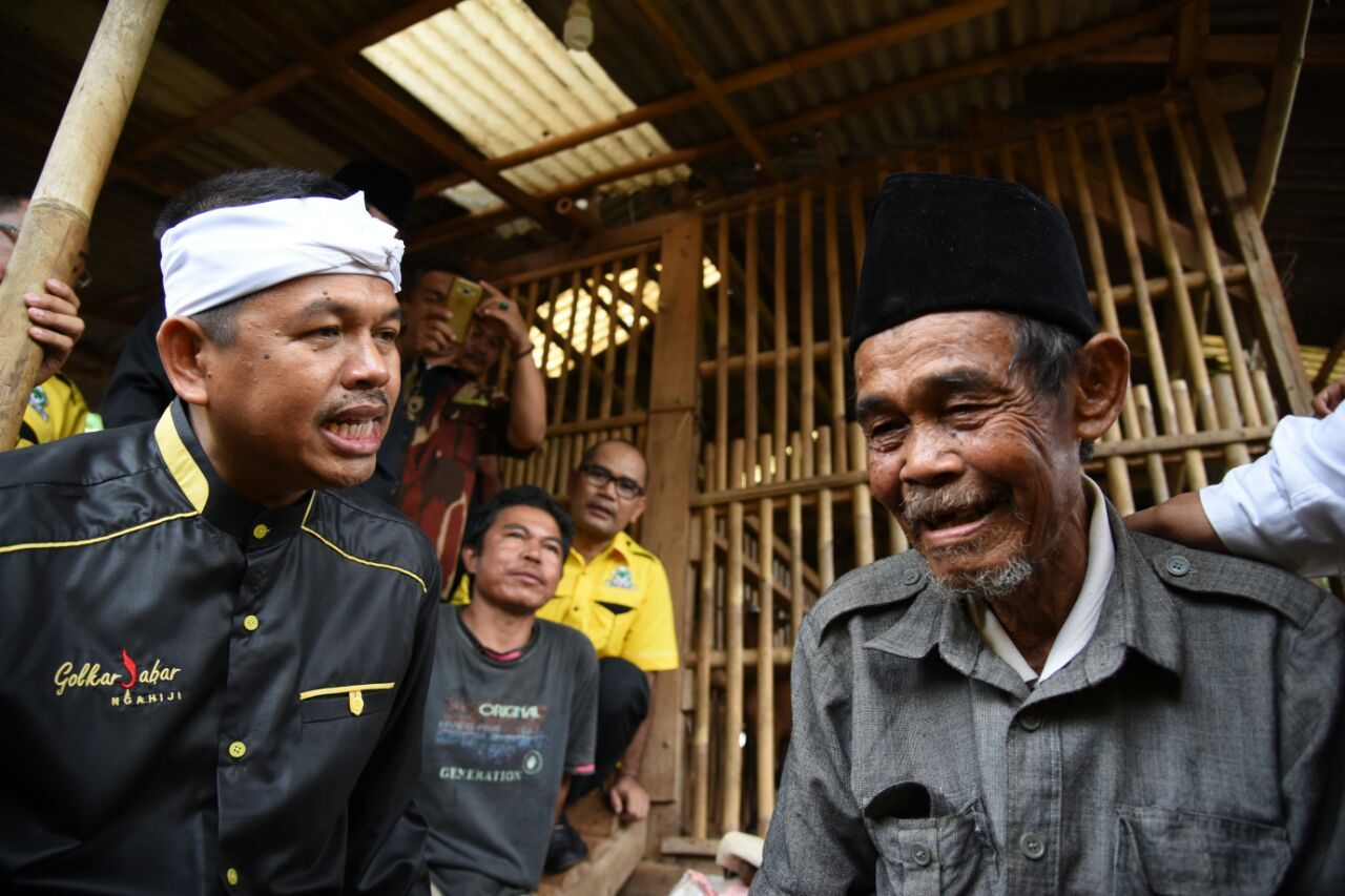 Dedi Mulyadi mendengar curhatan engkong Naim (Tri Ispranoto/detikcom)