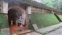 Vihara Wat Umong ada di pinggir Kota, Chiang Mai. Berbeda dengan vihara lain yang ngejreng, vihara ini penuh lumut dan berbentuk terowongan (Fitraya/detiTravel)
