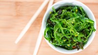 Bau bawang bisa sangat menyengat jika dimakan dengan makanan yang kaya bumbu. Karena itu, mengombinasi antara bawang dan daun parsley atau basil dapat diterapkan untuk menekan bau tersebut karena kandung polifenol yang ada. (Foto: thinkstock)
