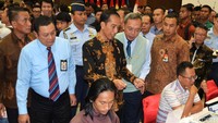 Jokowi juga mengapresiasi kinerja petugas pajak yang seakan tak pernah lelah melayani wajib pajak yang ikut tax amnesty.