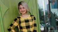 Penyanyi berusia 30 tahun itu tampil dengan sweater kuning hitam dan rok serta heels hitam. Pool/Gus Mun/detikFoto.