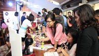 Para tamu yang hadir berkesempatan membuat langsung aneka minuman dengan NDG. Mereka juga didampingi para barista NDG.