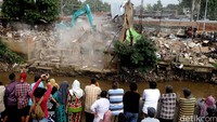 Sejumlah warga Kampung Pulo yang berada persis di sebrang Bukit Duri menyaksikan pembongkaran.