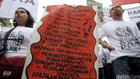 Warga juga membawa sejumlah spanduk.