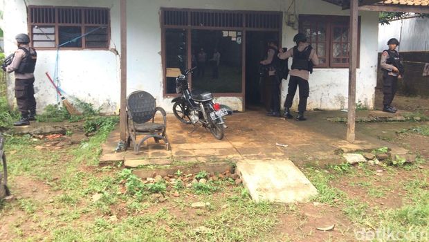 Densus 88 Tangkap Teroris di Bantar Gebang