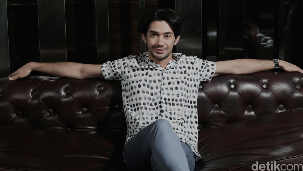 Reza Rahadian Sejak Kecil Jadi Pendengar Setia bagi Ibunda