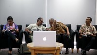 Para narasumber diskusi (kiri-kanan) Wakil Ketua Sekolah Tinggi Hukum Jentara Bivitri Susanti, mantan Wakil Ketua KPK Bambang Widjojanto, Ketua KPK Agus Rahardjo dan Kordinator ICW Adnan Topan Husodo.