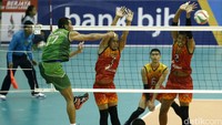 Tim bola Voli Pria Jawa Timur melawan tim bola voli putra Jawa Tengah demi merebutkan emas di cabang olahraga Bola Volli yang berlangsung di GOR Sabilulungan, Si Jalak Harupat, Kabupaten Bandung, Jawa Barat, Rabu (28/09/2016).