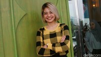 Ia selalu tersenyum saat berpose di depan kamera. Pool/Gus Mun/detikFoto.
