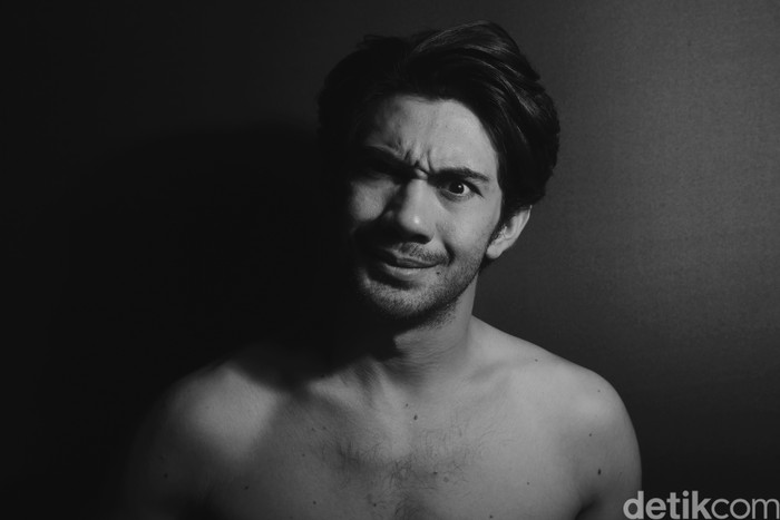 Reza Rahadian saat pemotretan COTM