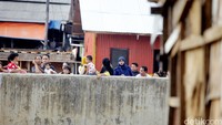 Warga menonton penggusuran dari seberang Bukit Duri.