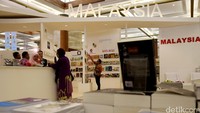 Pengunjung melihat koleksi pameran di booth pameran Malaysia di IIBF 2016.