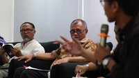 Mantan Wakil Ketua KPK Bambang Widjojanto dan Ketua KPK Agus Rahardjo menyimak pengantar buku dari moderator diskusi