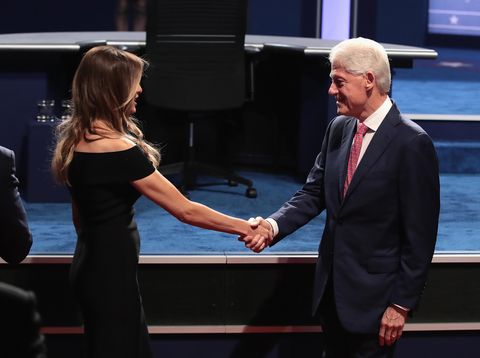 Melania Trump bersalaman dengan Bill Clinton (Drew Angerer/Getty Images)